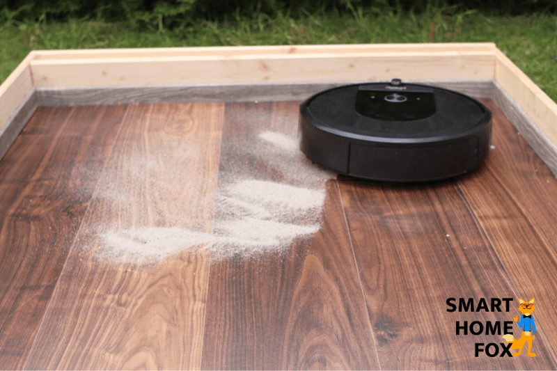 iRobot Roomba i7 plus beim Sand Saugtest auf dem Laminat